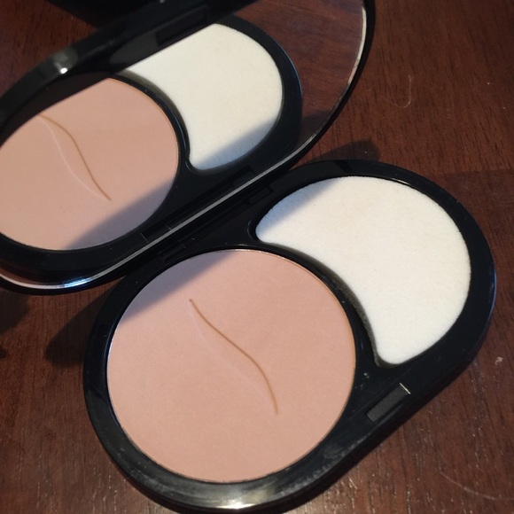 SEPHORA 8HR WEAR MATTIFYING COMPACT FOUNDATION - Picture 2 of 6